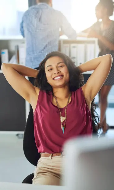 Une femme s'étire pour gérer son stress